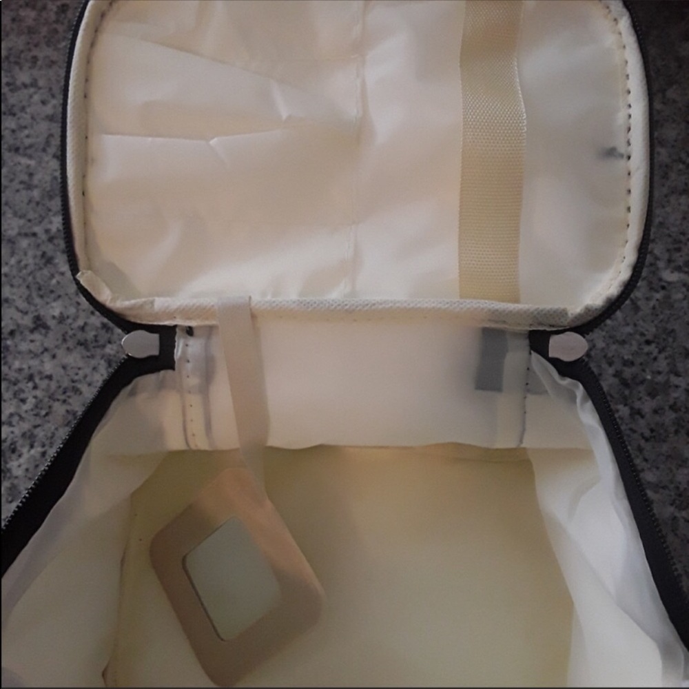 Geo Design Silver Holographic Cosmetics Bag new - Picture 4 of 5